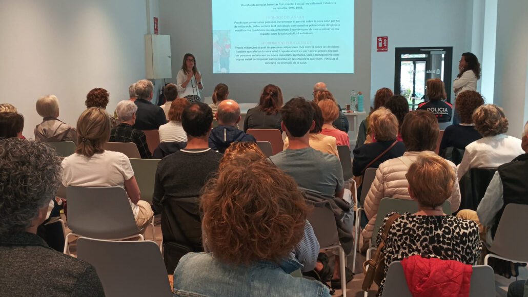 Homes i dones asseguts en un sala