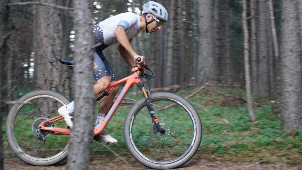 Un ciclista a la muntanya