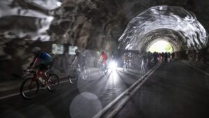 Ciclistes en un túnel il·luminat