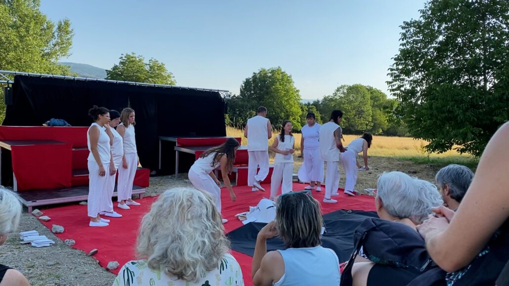 Actors representant una obra de teatre a l'aire lliure