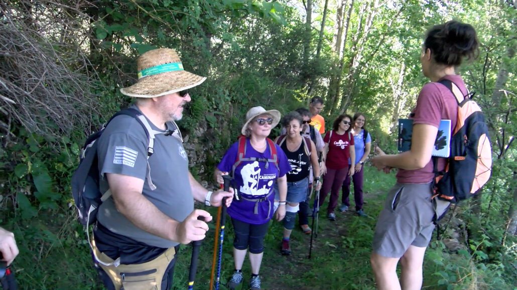 La Vall Fosca celebra 10 anys de senderisme amb una edició més inclusiva Persones fent una ruta de senderisme