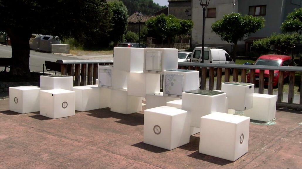 Cubs amb jocs en una zona d'oci exterior