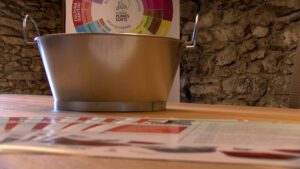 Un bugader sobre una taula