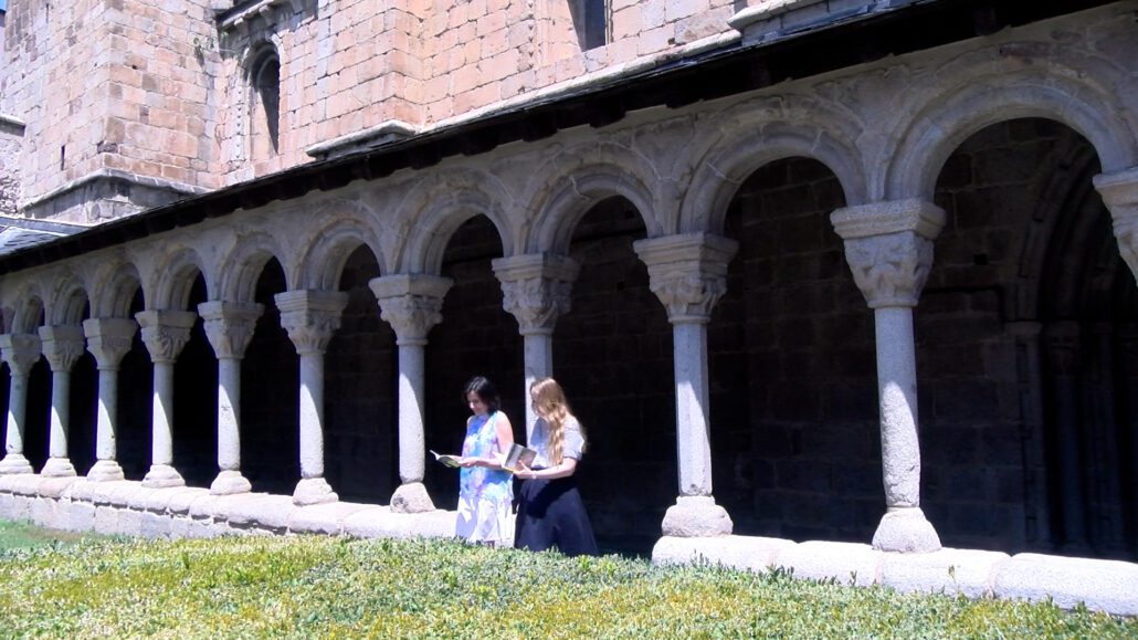 Dues dones en un claustre