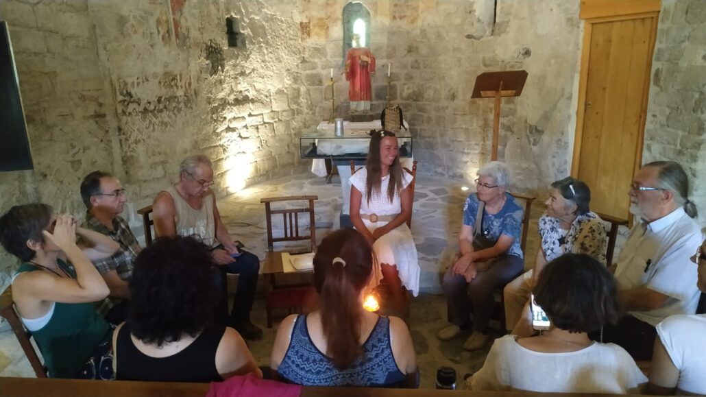 Grup de gent a l'interior d'una església