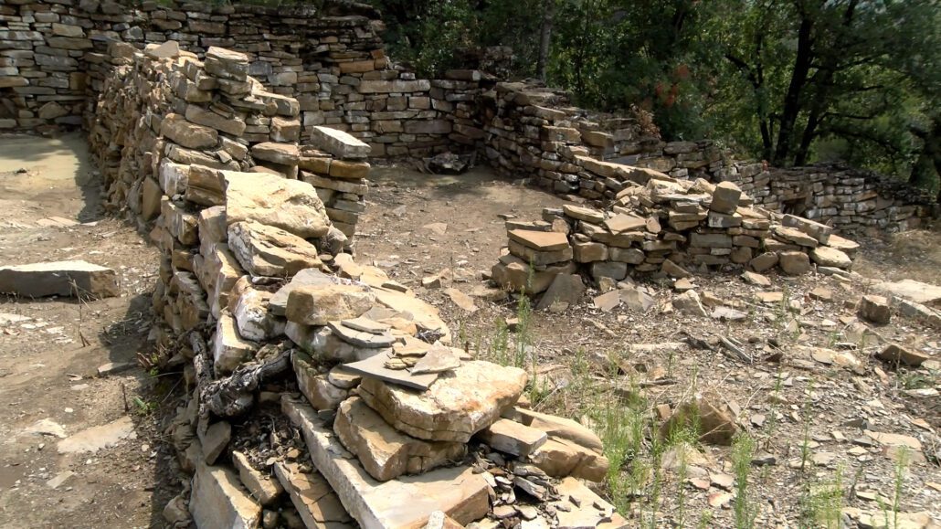 La darrera campanya d’excavacions al Pui de Segur deixa al descobert paviment del segle XIV