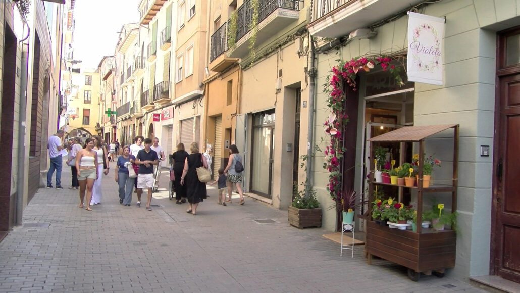 Carrer de Tremp amb gent passejant