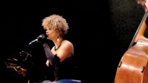 Cantant en plena actuaciío