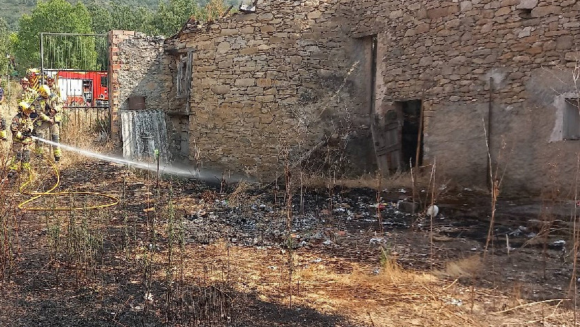 Un home resulta ferit en un incendi a Sant Serni, al Pallars Jussà Bombers apagant un incendi