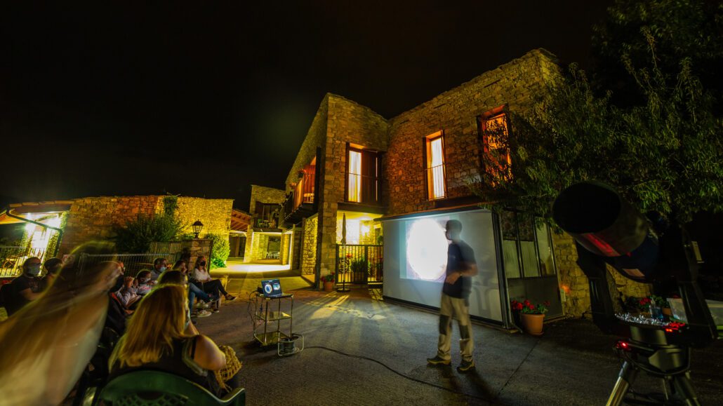 Observació del cel nocturn del Montsec des del conjunt rural de Cal Soldat Observació de cel nocturn