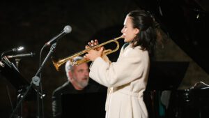 Una dona trompetista