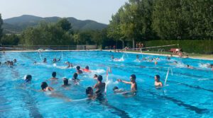 Joves en una piscina