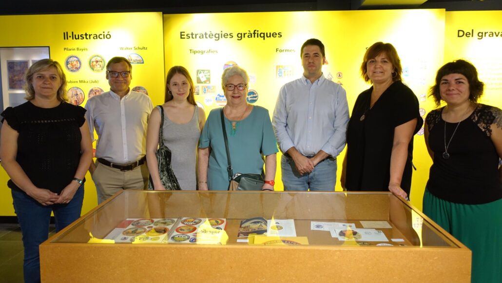 Una exposició repassa l’evolució històrica i social a través d’etiquetes de formatge