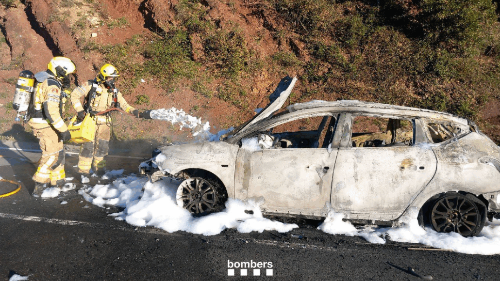 Crema totalment un vehicle a la C-14 a l’altura del Pla de Sant Tirs