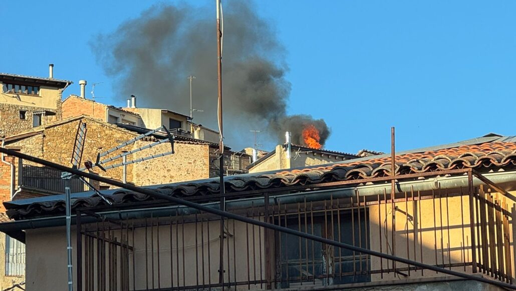 Un incendi crema un habitatge a la part alta del poble a Coll de Nargó