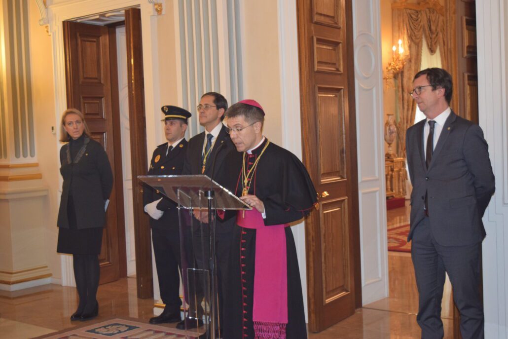 Serrano fa una crida a treballar per la pau i la col·laboració internacional en la seva primera recepció de Nadal