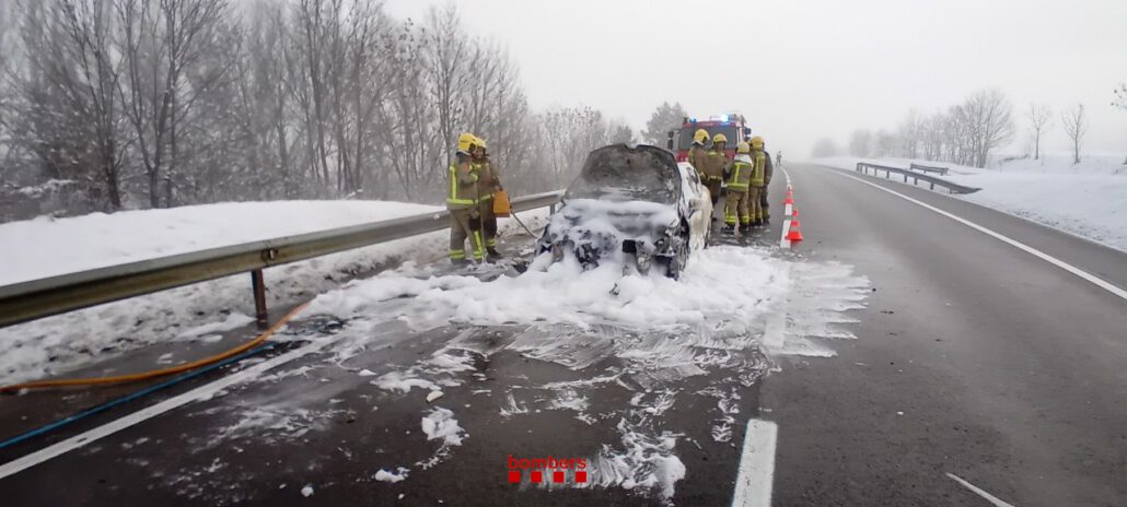 S’incendia un vehicle en un accident de trànsit a Fontanals de Cerdanya