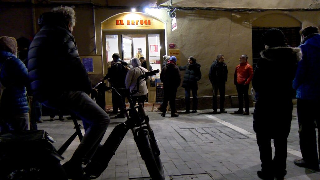 Unes 40 persones es concentren com a mostra de rebuig als atacs a la llibreria El Refugi i a l’Ateneu de l’Alt Urgell