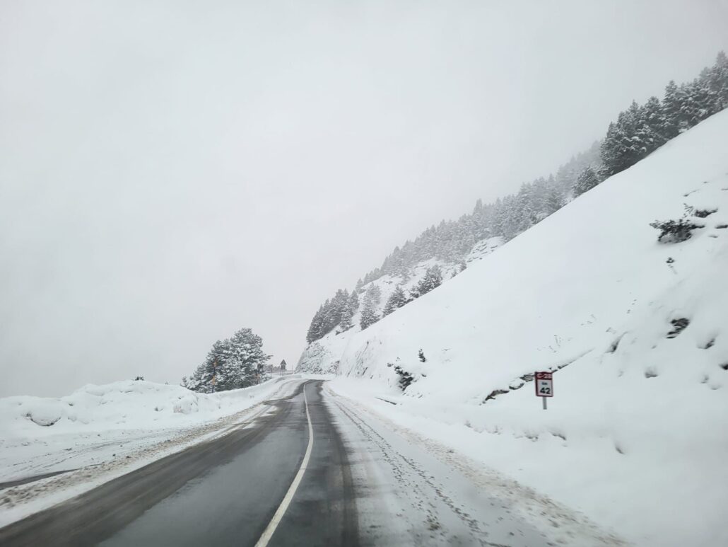 La neu condiciona la mobilitat a les principals vies de muntanya Una carretera del Pirineu afectada per la neu / Mossos