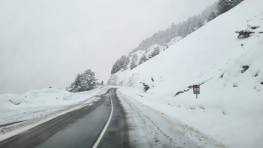 Una carretera del Pirineu afectada per la neu / Mossos
