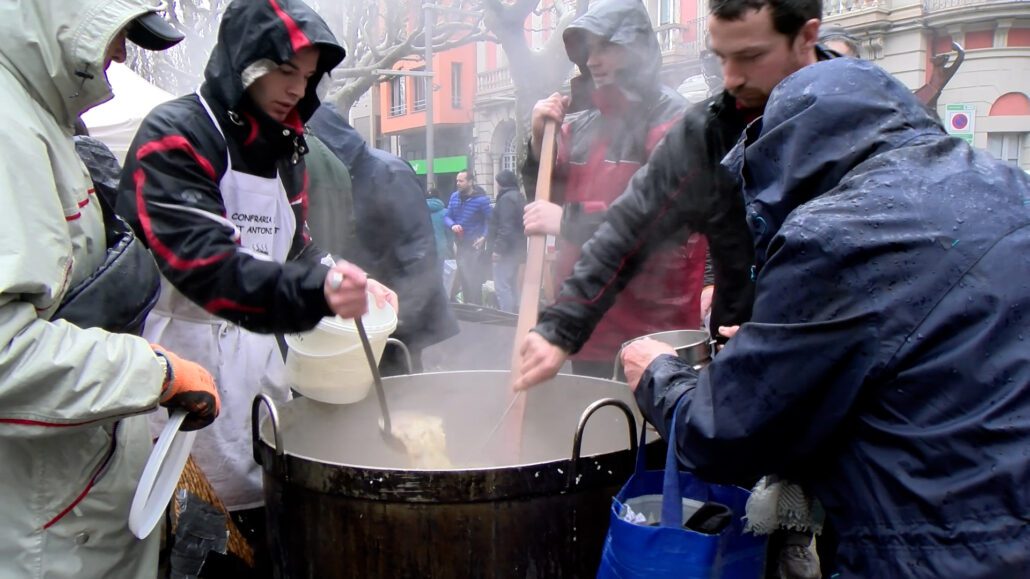 La pluja no frena la participació als actes de Sant Antoni Abat a la Seu d’Urgell