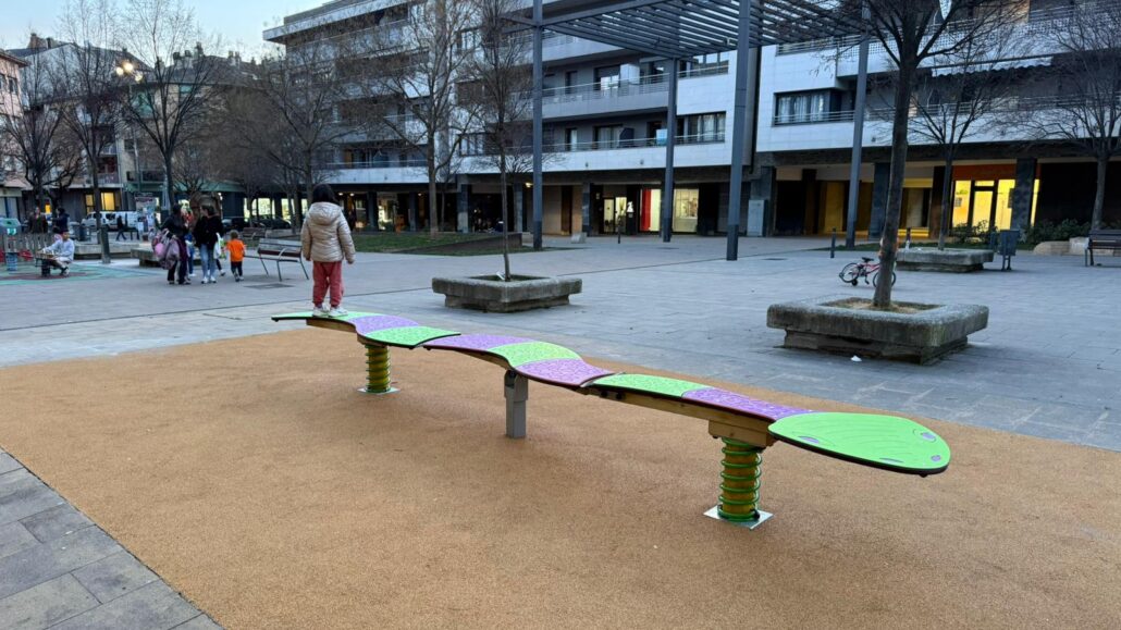 La plaça del Camp del Codina de la Seu compta amb una nova zona de jocs infantils