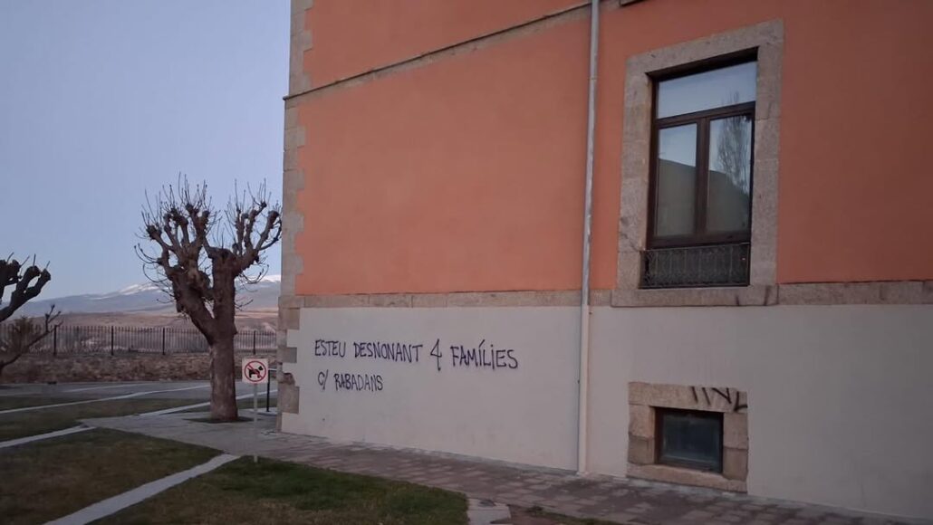 El Consell Comarcal de la Cerdanya condemna una pintada que acusa l’ens del desnonament de quatre famílies