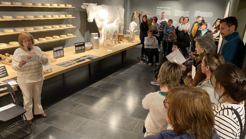 L’Espai Ermengol estrena un guiatge inclusiu en la visita a l’exposició sobre el formatge