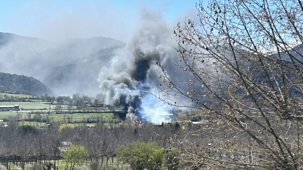 Un incendi als afores de la Seu obliga a evacuar una família amb un menor d’una casa del costat