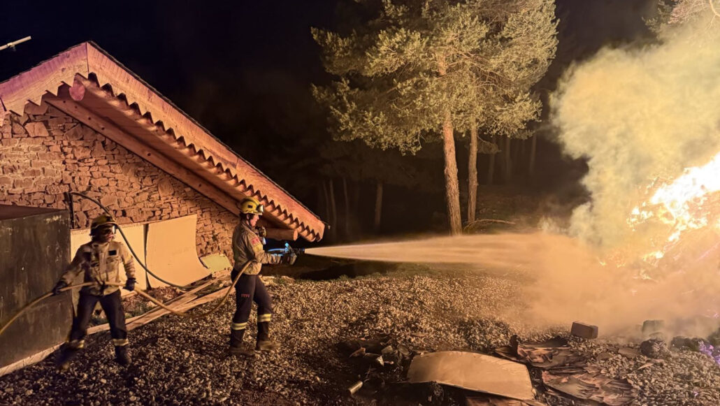 Un incendi crema una pila de llenya i massa forestal al municipi de Montferrer i Castellbò