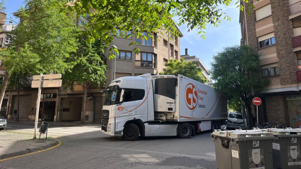 El tràiler encallat a l'avinguda Salòria de la Seu d'Urgell / Cedides