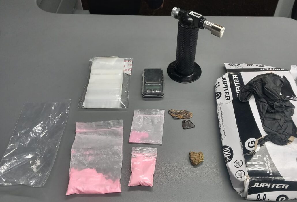 Detinguts tres homes a la Seu d’Urgell per possessió i suposat tràfic de drogues