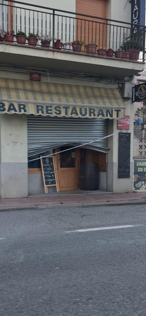 Dos encaputxats forcen la porta d’un bar d’Oliana per entrar-hi a robar de matinada