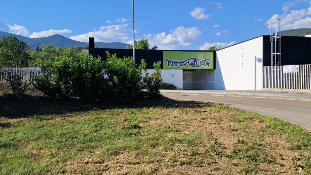 Un incendi a prop de l’Institut La Valira de la Seu obliga a confinar 10 alumnes i personal del centre