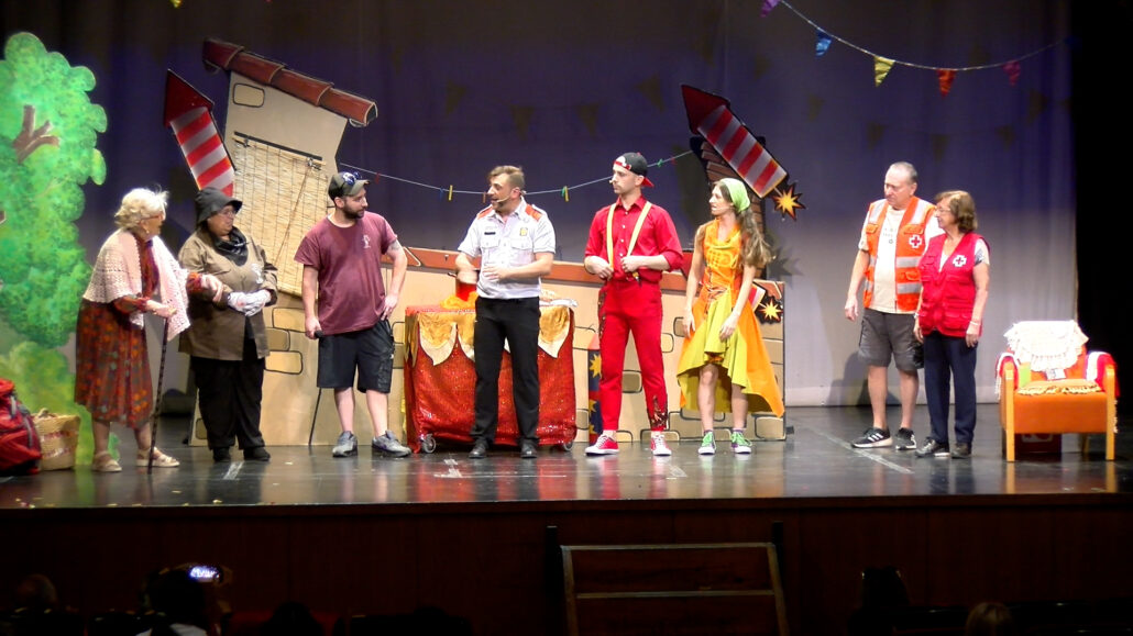 Els infants de Puigcerdà reben consells de protecció per la revetlla de Sant Joan a través del teatre