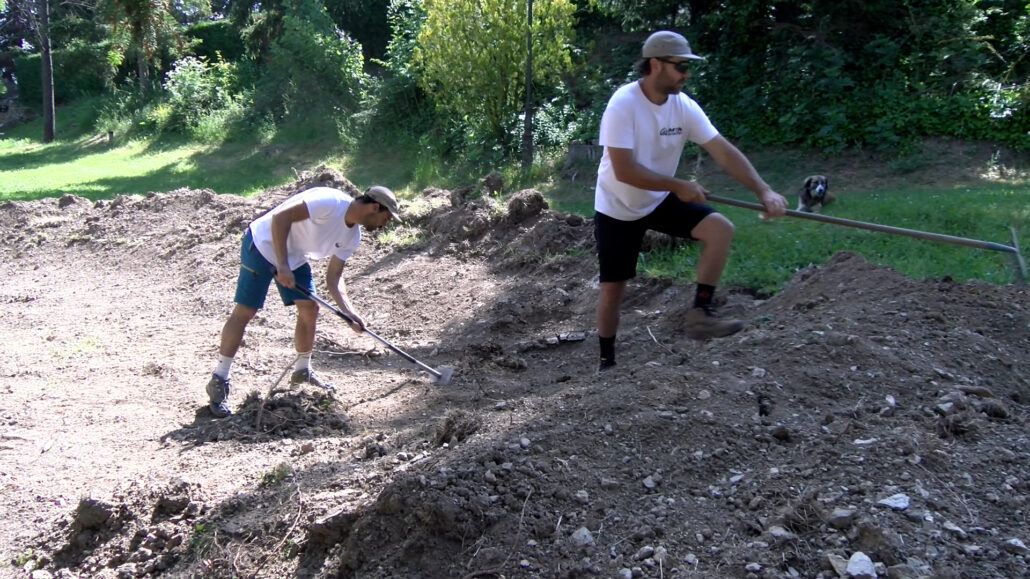 Un grup de veïns d’Alp aficionats a la bicicleta recupera un antic circuit de BMX