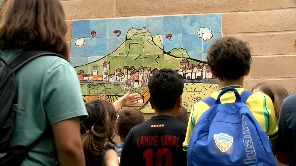 Organyà llueix un mural elaborat per l’alumnat de les extraescolars de dibuix i de ceràmica