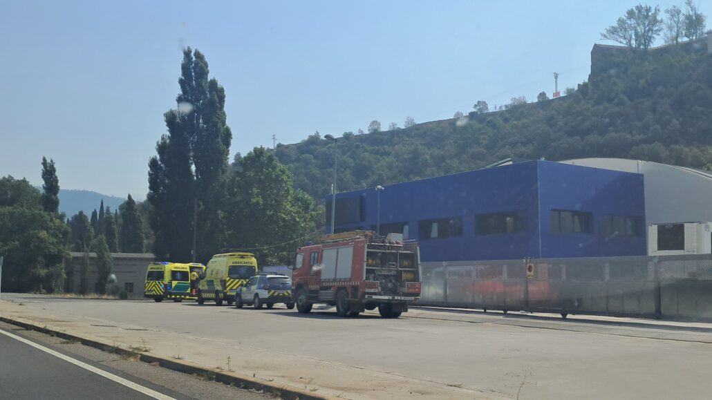 Una furgoneta perd el control i impacta contra la façana d’una indústria a la Seu d’Urgell