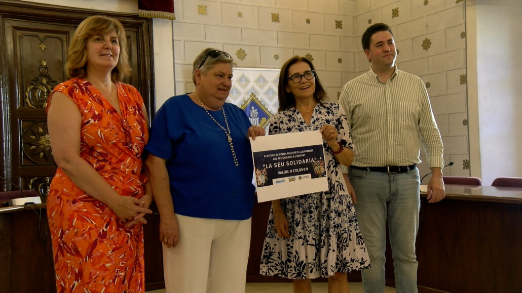Pirineu Click fa entrega de la recaptació durant la tómbola de la fira a La Seu Solidària