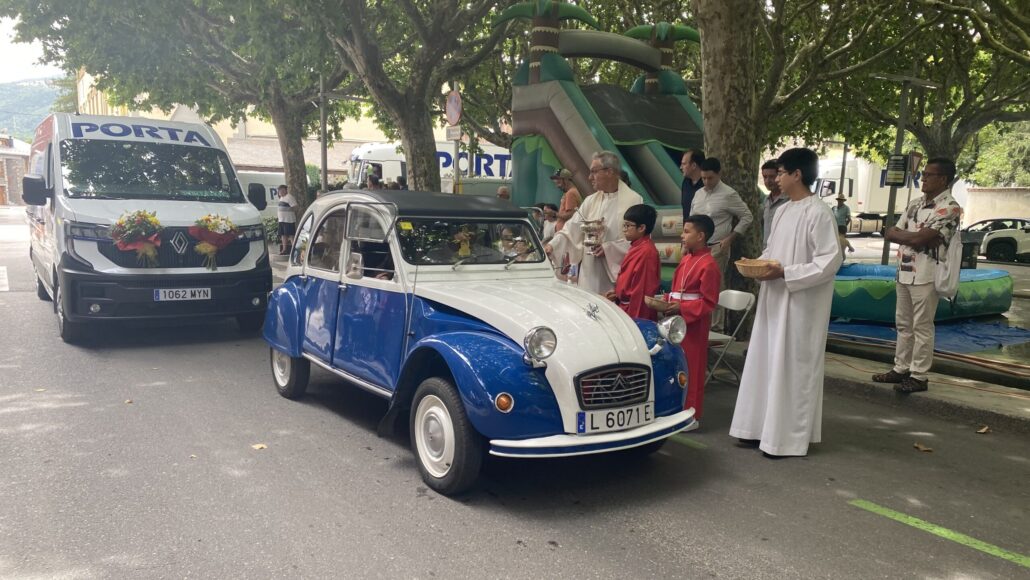 150 vehicles desfilen per la Seu d’Urgell per celebrar la festivitat de Sant Cristòfol