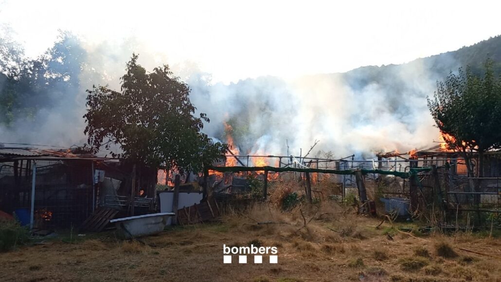 Extingit un incendi a la Seu d’Urgell que ha cremat coberts i una zona d’horts