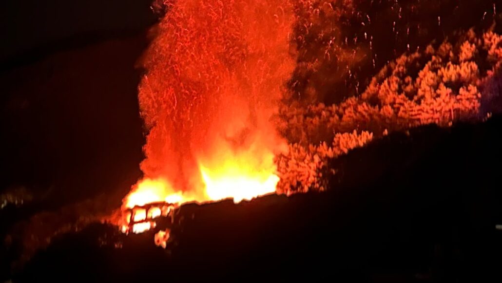 Un incendi arrasa una urbanització sencera de set blocs de pisos a Ordino