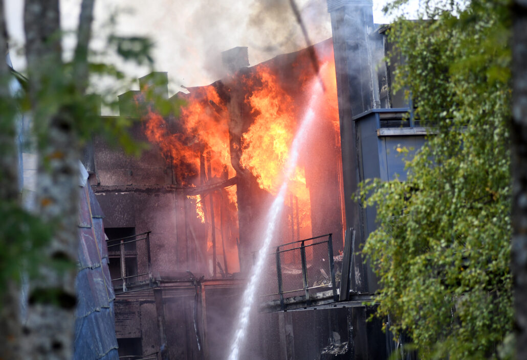 Els bombers continuen treballant en l’incendi d’Ordino que ha tingut diverses revifades durant la nit