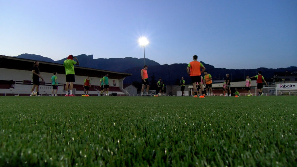 Els equips del CE Oliana estrenen la gespa artificial del nou camp de futbol municipal