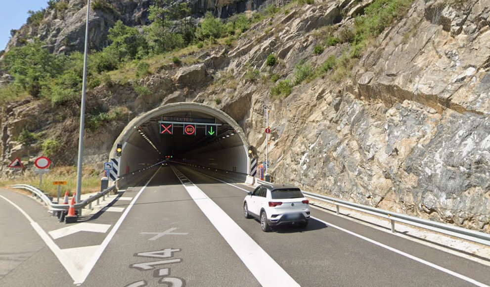 Un accident a l’interior del túnel de Montan talla prop de dues hores la C-14 a Ribera d’Urgellet